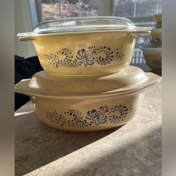 Vintage PYREX HOMESTEAD COLLECTION CASSEROLE DISHES 045 and 043 WITH LIDS 1970’s - Picture 1 of 5